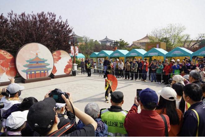 多！北京一公园一站集齐网红冰箱贴→AG真人百家家乐APP今天天坛人最(图1)