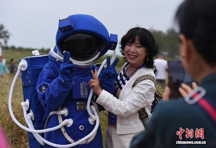 “追火箭” 航天游成中国文旅新热点AG真人地址神州写真）万名游客海上(图2)